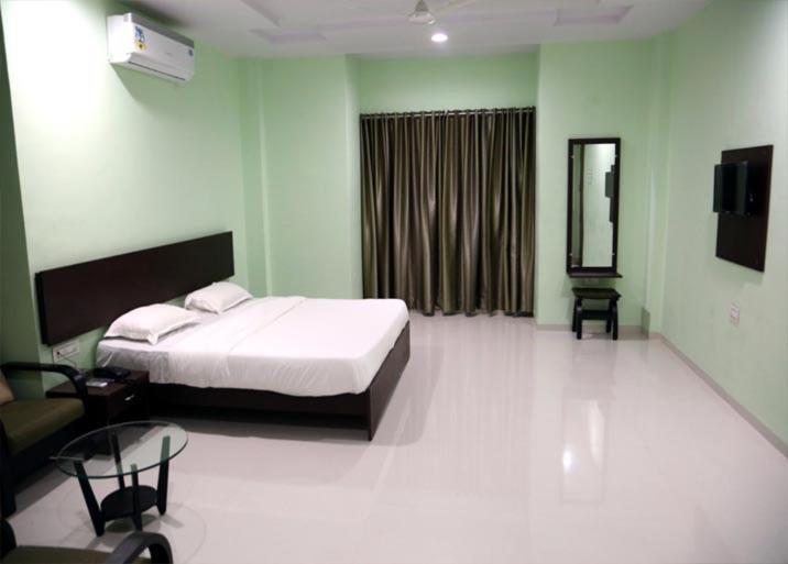Hotel Varenya Inn Yavatmal Dış mekan fotoğraf